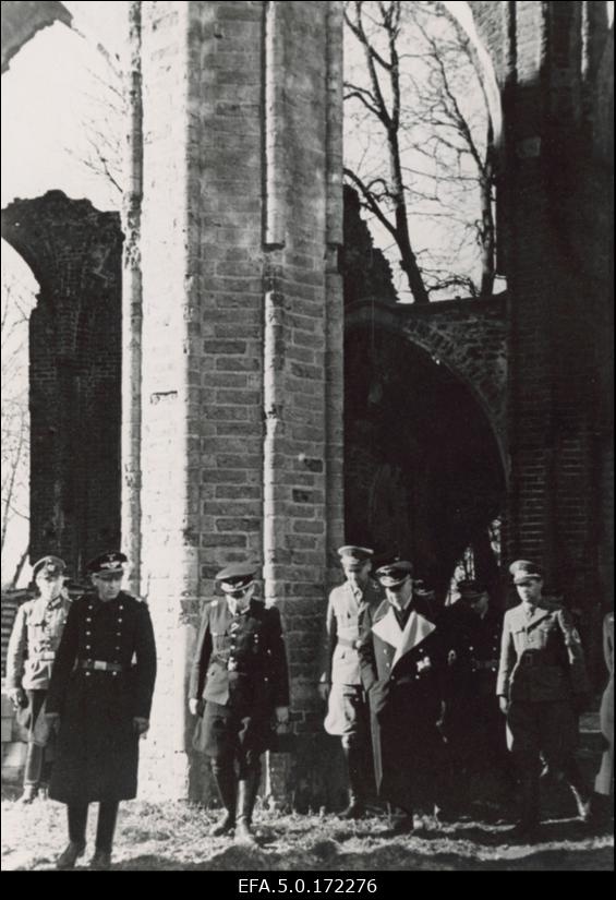 Saksa riigiminister dr Dorpmüller (ees paremalt 2.) saatjatega Toomkiriku varemete juures Toomemäel.