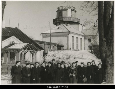 ÜTÜ((Üliõpilaste Teaduslik Ühing) X kongressi külalised ekskursioonil Tähetorni juures  similar photo