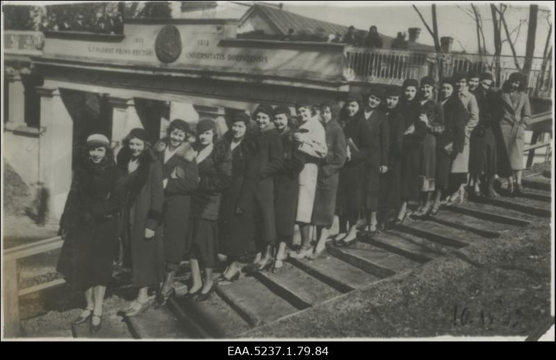 Korporatsiooni Filiae Patriae noorliikmed reastatult Toomemäel Inglisilla trepil