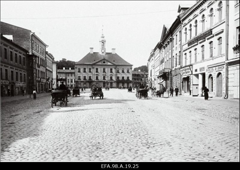 Vaade Tartu Raekojale ja Raekoja platsile.