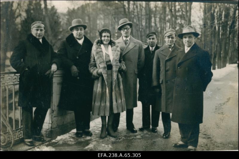 Rühm korporatsiooni Limuvia liikmeid Toomemäel.