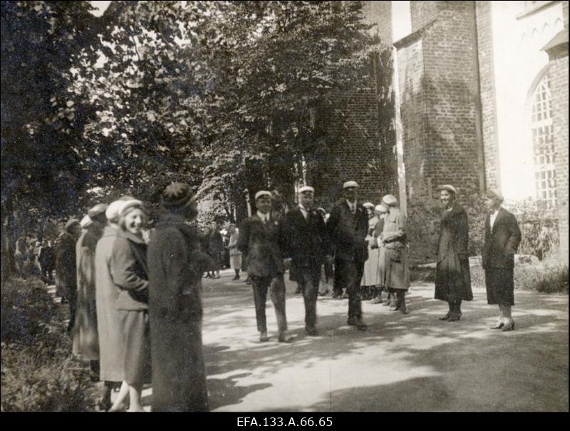 Soome presidendi L. Relanderi külaskäik Tartusse. Eesti Üliõpilaste Seltsi liikmed J. Poska, M. Pässa ja V. Kirotar ning naisüliõpilased Toomemäel ootamas Soome presidenti ja Eesti riigivanemat.
