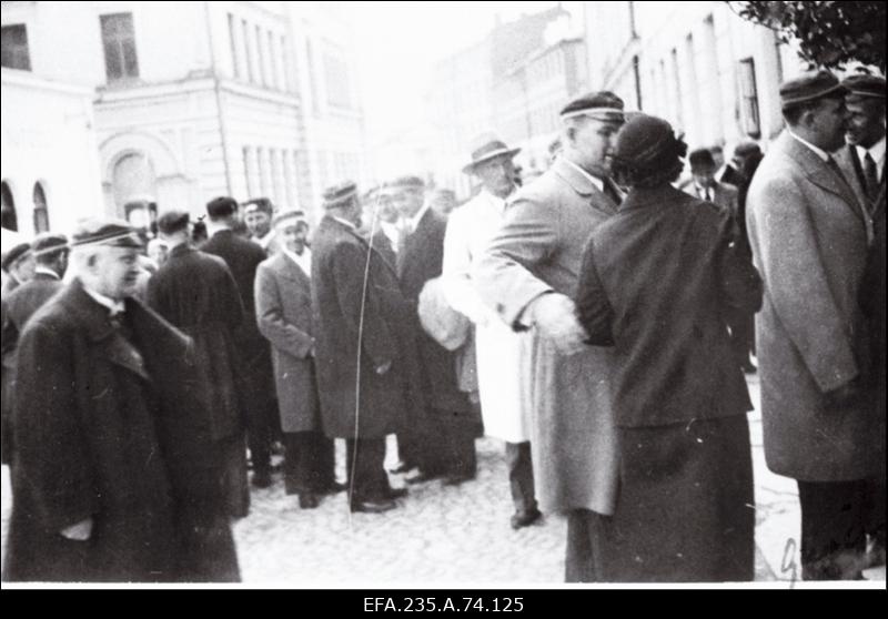 Korporatsiooni Fraternitas Estica vilistlased konvendihoone ees Kompanii tänaval.