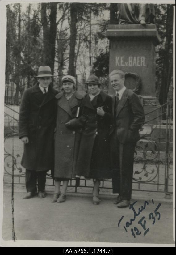 Benita Labi sõpradega K.E.v.Baer´i monumendi taustal Tartus Toomemäel. Grupifoto