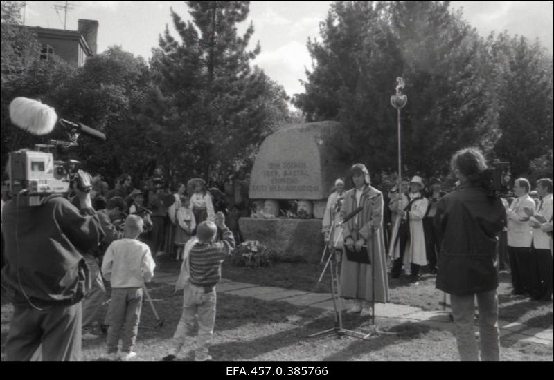 XXII üldlaulupeo tule süütamine Eesti esimese üldlaulupeo mälestuskivi juures.