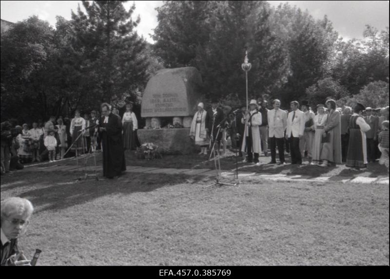 XXII üldlaulupeo tule süütamine Eesti esimese üldlaulupeo mälestuskivi juures.