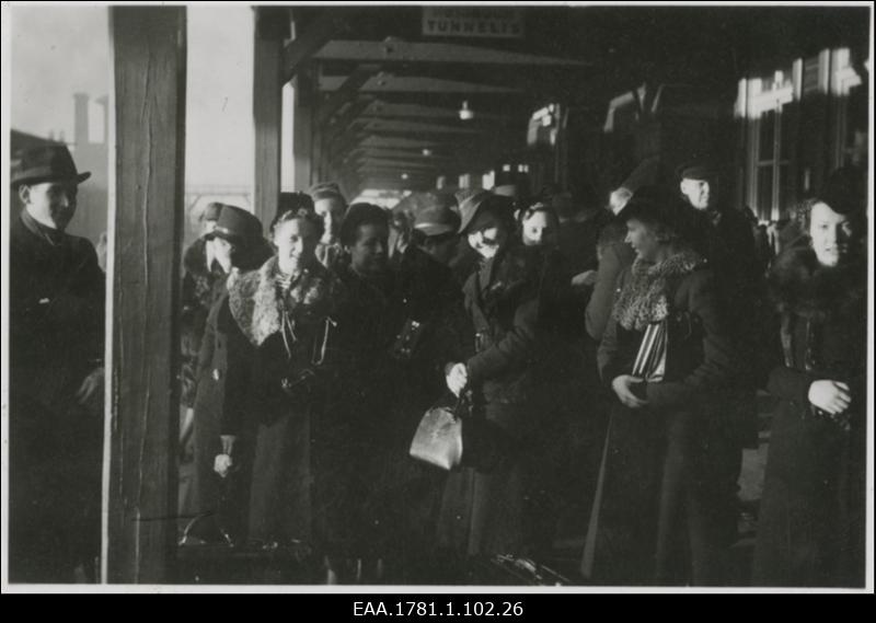 Grupp noori Tartu raudteejaama perroonil