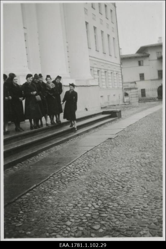 Grupp noori naisüliõpilasi Tartu Ülikooli peahoone trepil
