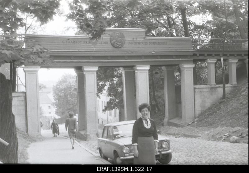 Tundmatu naisterahvas Toomemäel jalutamas