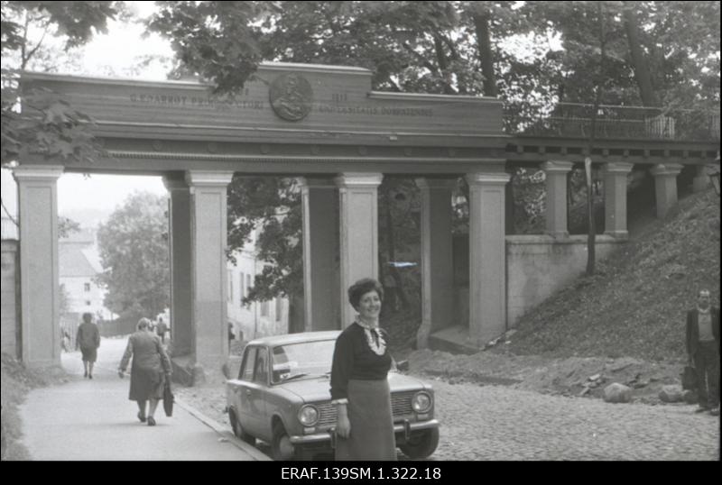 Tundmatu naisterahvas Toomemäel jalutamas