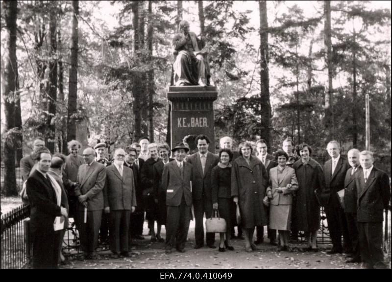 I Balti liiduvabariikide majandusgeograafide linnageograafia-alasest teaduslikust nõupidamisest osavõtjad Toomemäel loodus- ja arstiteadlase Karl Ernst von Baeri monumendi juures.