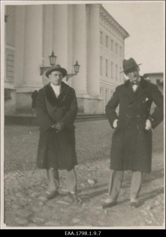 Prof. Stefan Csekey Lektor Elemer Viranyi 1927 a. ülikooli peahoone ees.