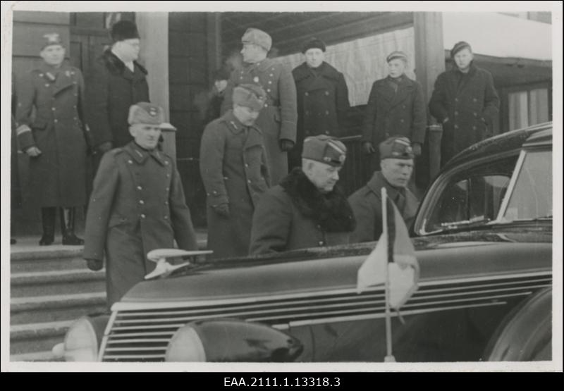 Johan Laidoner Tartu raudteejaama ees autosse sisenemas