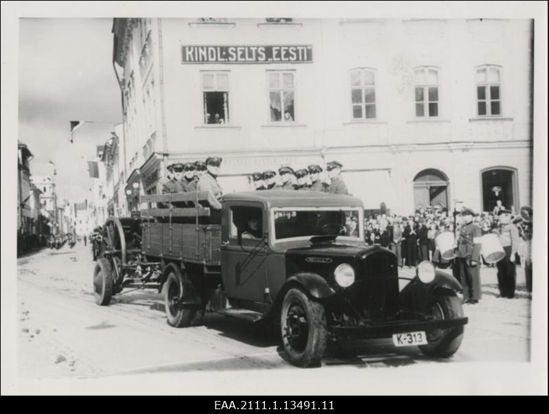 Kaitseliidu Tartumaa maleva 20. aastapäeva tähistamine Tartus 11.09.1938, veoauto Renault (numbrimärgiga K-313) kaitseliitlaste ja suurtükiga paraadil Raekoja platsil