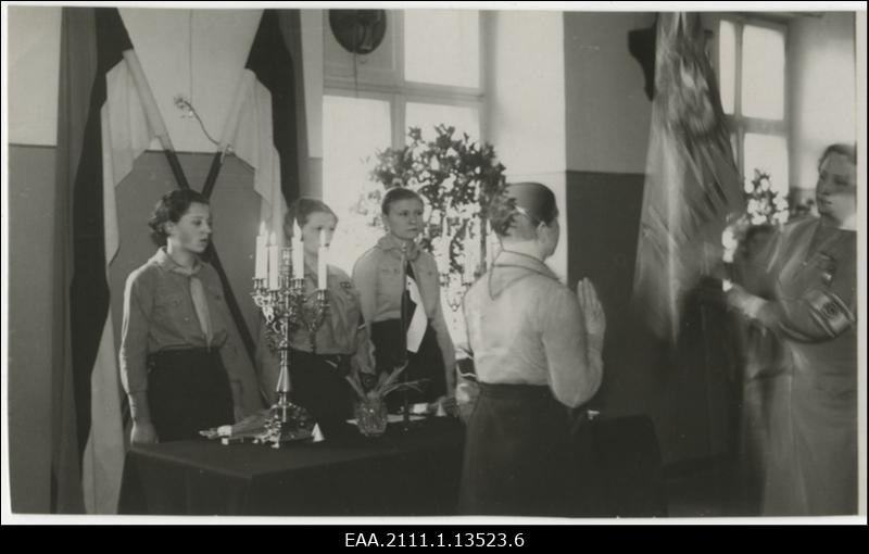 Kodutütarde Tartu ringkonna 4. aastapäeva tähistamine Tartu tütarlaste gümnaasiumi ruumides 22.03.1936, Naiskodukaitse Tartu ringkonna esinaine Ebba Saral Kodutütarde peavanemale Salme Pruudenile lippu üle andmas