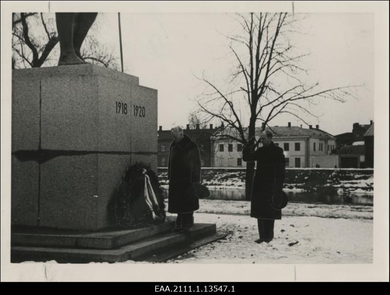 Eesti Skautide Maleva üleriigiline skaudiõppejuhtide nõupidamine Tartus 05.-06.02.1938, Eesti Skautide Maleva peavanem skautmaster N. Kann asetamas pärga Vabadussõja mälestussamba jalamile, tema kõrval saluteerimas skautmaster H. Haamer