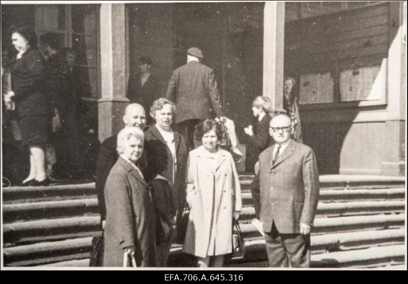 Eesti Vabariigi Sõjaväe Tehnikakool. Ülesvõtted pärast 1940 aastat.Suvel Tartus vasakult Hilja ja Elmar Tulviste, Erika Rõngelep, Ellen Arumeel ja Juhan Priikask.