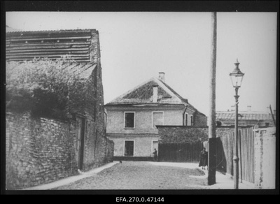 Aia tänav, esiplaanil algkooli hoone (lammutatud), vasakul heeringa praakimise kuur.  duplicate photo