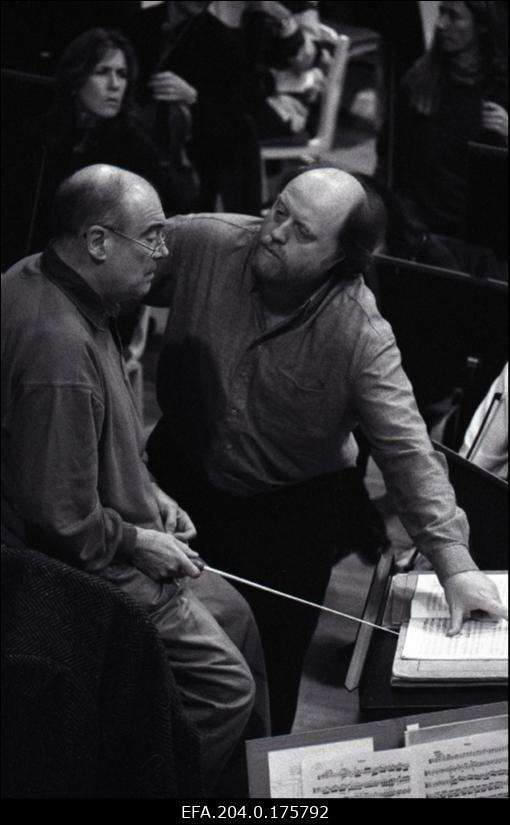 BBC Londoni sümfooniaorkestri kontsert Estonia kontsertsaalis. Orkestriproovis on (vasakult) dirigent Vernon Handley  ja pianist Peter Donohoe.