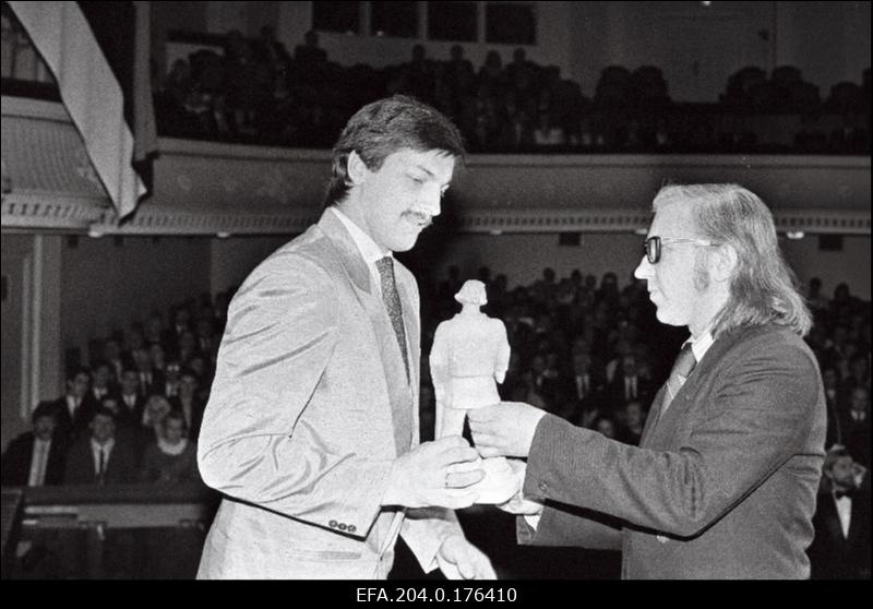 Korvpallur Tiit Sokule (vasakul) 1991. aasta parima sportlase auhinna kätteandmine Eesti Olümpiakomitee 3. aastapäeval Estonia kontsertsaalis.