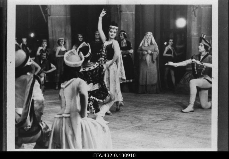 RAT "Estonia" baleriin Asta Ots (keskel).