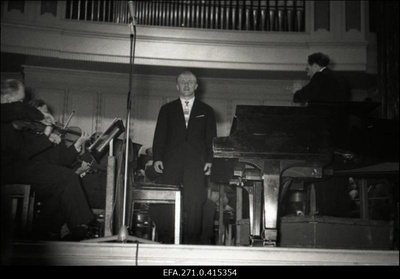 Konservatooriumi 1962.a. lend. Lõpetajate pidulik kontsert Estonia kontsertsaalis. Tiit Tralla, Roman Matsov.  similar photo