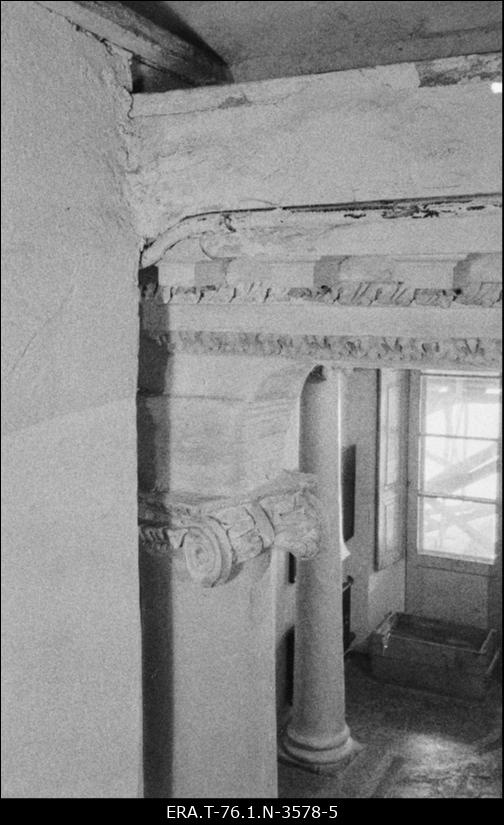 Saku mõis. Vaade trepipodestilt vestibüüli restaureeritud karniisile ja samba kapiteelile