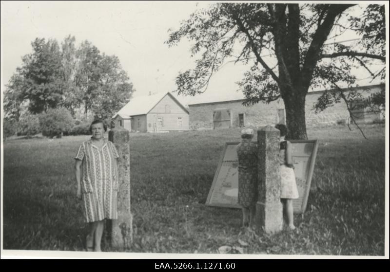 B. Labi Mahtra mõisa kõrvalhoonete hoovis