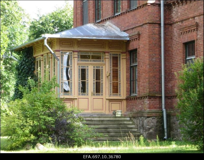 Issaku mõisahoone.