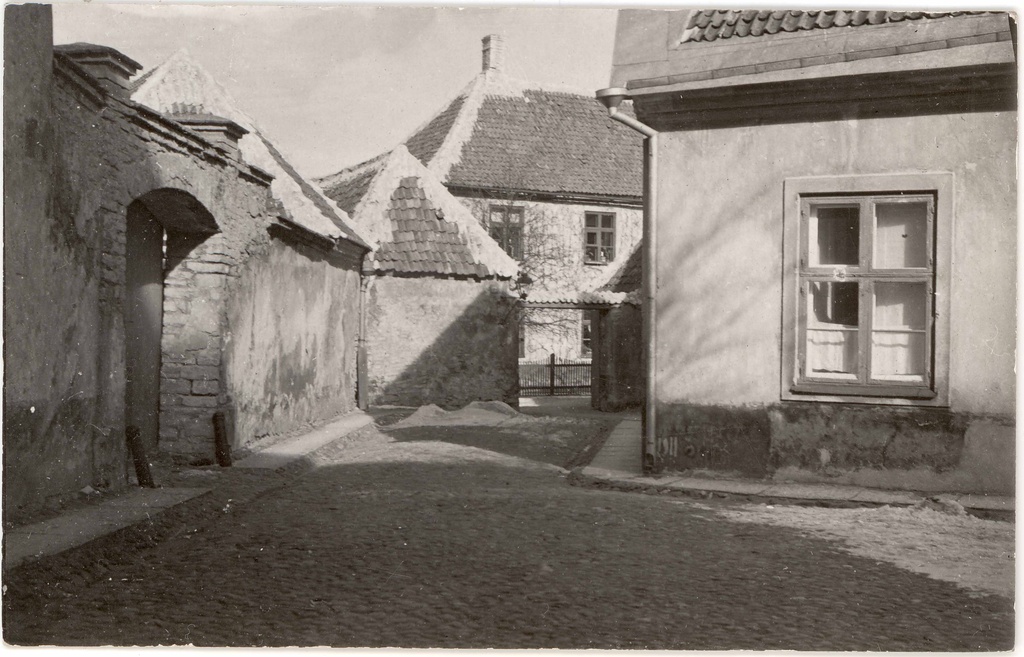 Toompea. The end of Toom-Kooli Street N-side. View house no 21 for n direction
