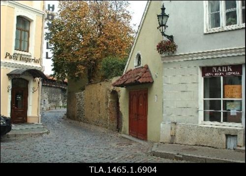 Nunne tänava ja Väike-Kloostri tänava nurk. Vasakul hotell Imperial (Nunne tänav 14).