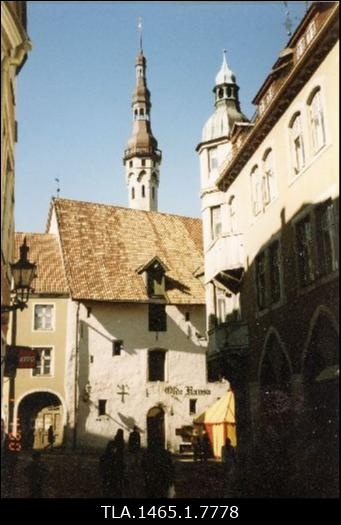 Raekoja torn Suur-Karja tänavalt vaadatuna