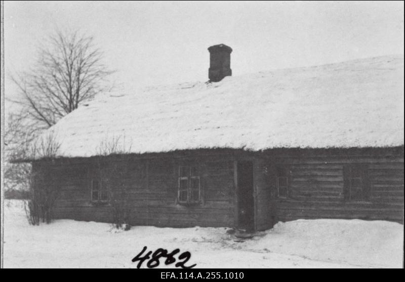Vabadussõda. Sõjategevus Volmari piirkonnas. Soome vabatahtlikud Eestis. Tallinna garnisoni sõdurite eluolu, spordivõistlused Kalevi spordiväljakul, paraadid, õppused, õppelaagrid. Vabariigi aastapäeva paraadid. Riigikogu istung. Pilte Eesti Sõjamuuseumi eksponaatidest.