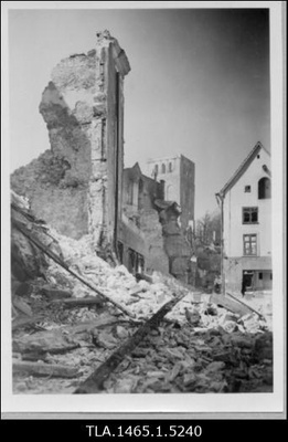 Vaade Kuninga tänavalt Harju ja Niguliste tänavale peale õhurünnakut (9./10. märts 1944).  similar photo