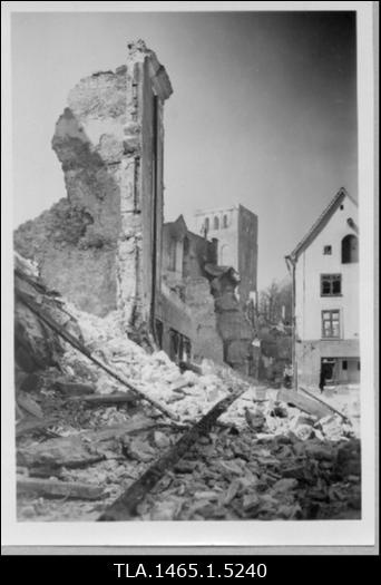 Vaade Kuninga tänavalt Harju ja Niguliste tänavale peale õhurünnakut (9./10. märts 1944).