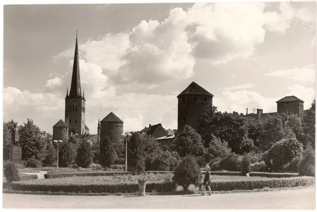 All-city. View from W to the towers near the Laboratory Street. Right: Nunnade back, Loewenschede, Köismäe, Oleviste Church and Plate Tower and the top of Epping tower. Monument on the left park