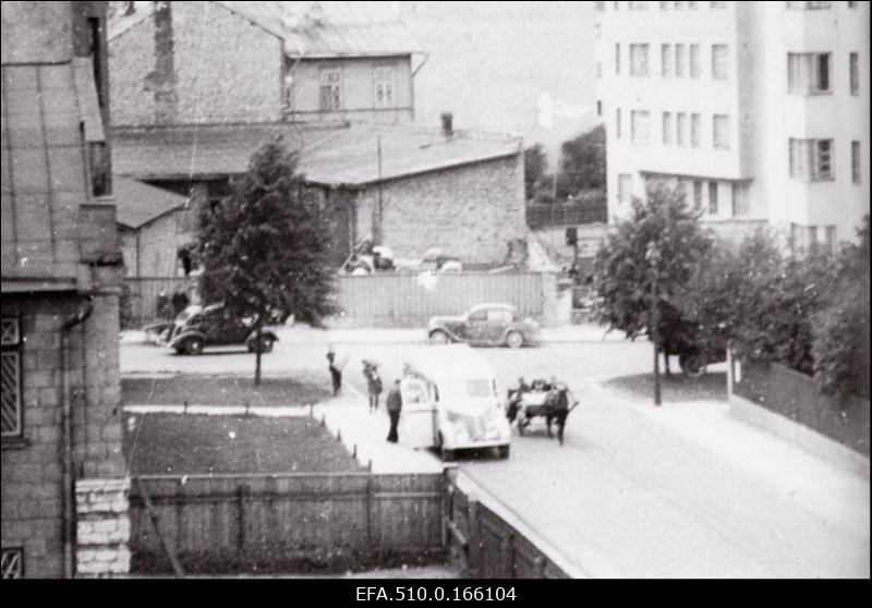 Riigi Ringhäälingu reportaažiauto “Hõbehall” Tina ja Kreutzwaldi tänava nurgal.