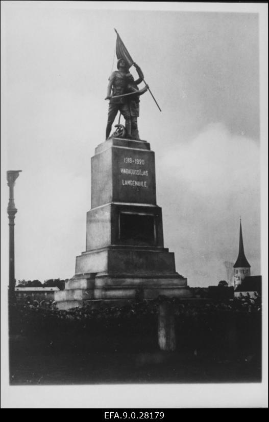 A. Adamson. Mälestussammas Vabadussõjas langenuile Rakveres. Pronks.