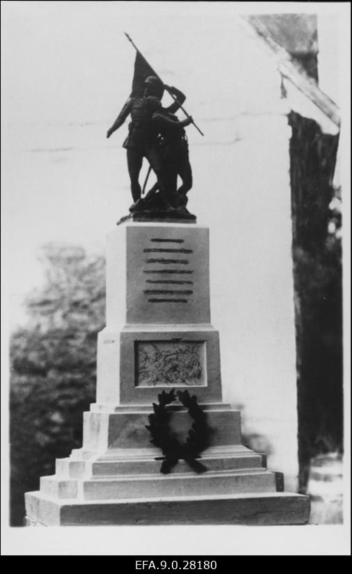Rakvere Vabadussõjas langenute mälestussamba mudel, (skulptor A. Adamson).