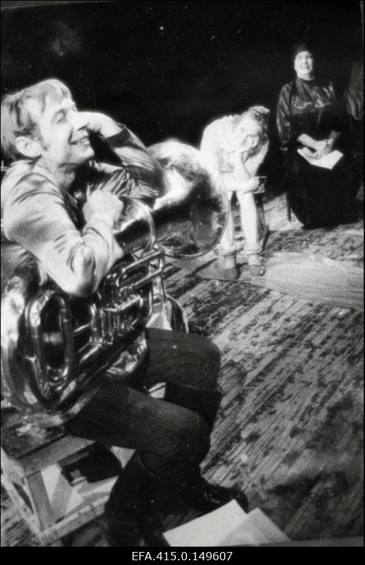 Stseen N. Erdmani näidendist Enesetapja Rakvere Teatris. Podeskalnikov - Väino Laes, Maria - Helgi Annast, Serafima - Viive Aamisepp.