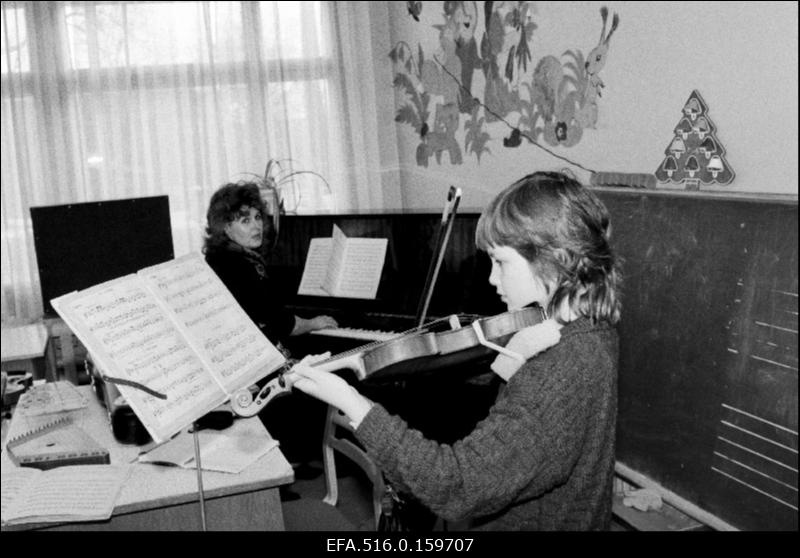 Rakvere Muusikakooli õpilane Linda Kuhhi pedagoog Olga Pavlovna viiulitunnis.