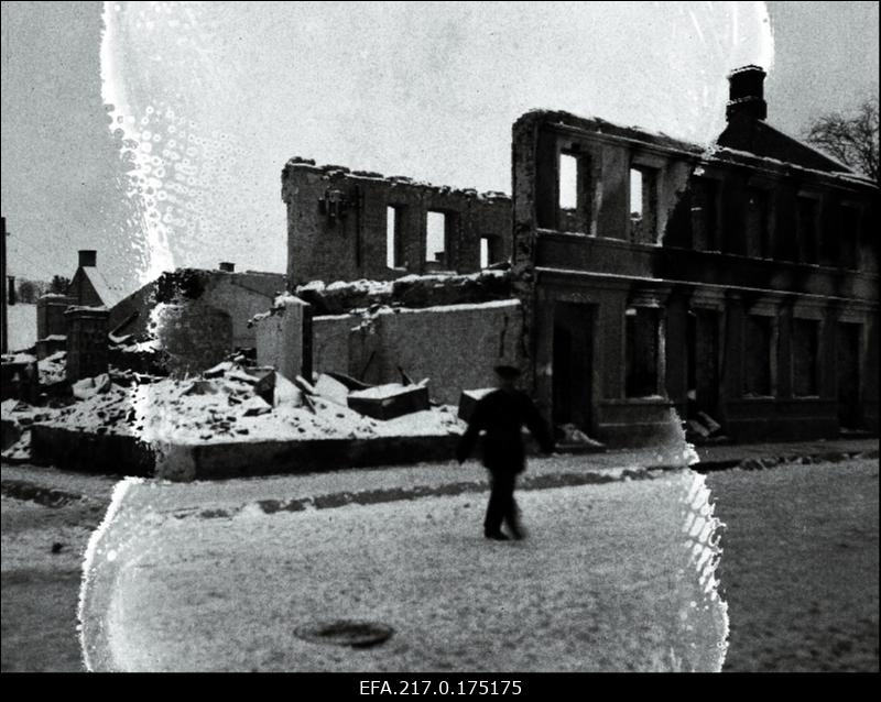 Purustatud ja põletatud majad Laial tänaval.
