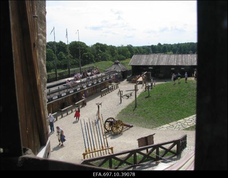Rakvere linnus. Linnuse siseõu. 16. sajandi linnuse elu-olu kujutav teemapark.
