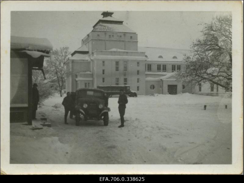 Rakvere teatrihoone. Esiplaanil sõjaväeautod.