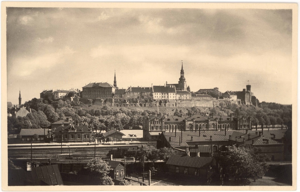 Toompea. View of the n Kalamaja over the Baltic Station Toompea north-east, n-west and north-west. From the left: Stenbock house, Stenbock house, Niguliste church tower, Toompea castle, Toompea tower