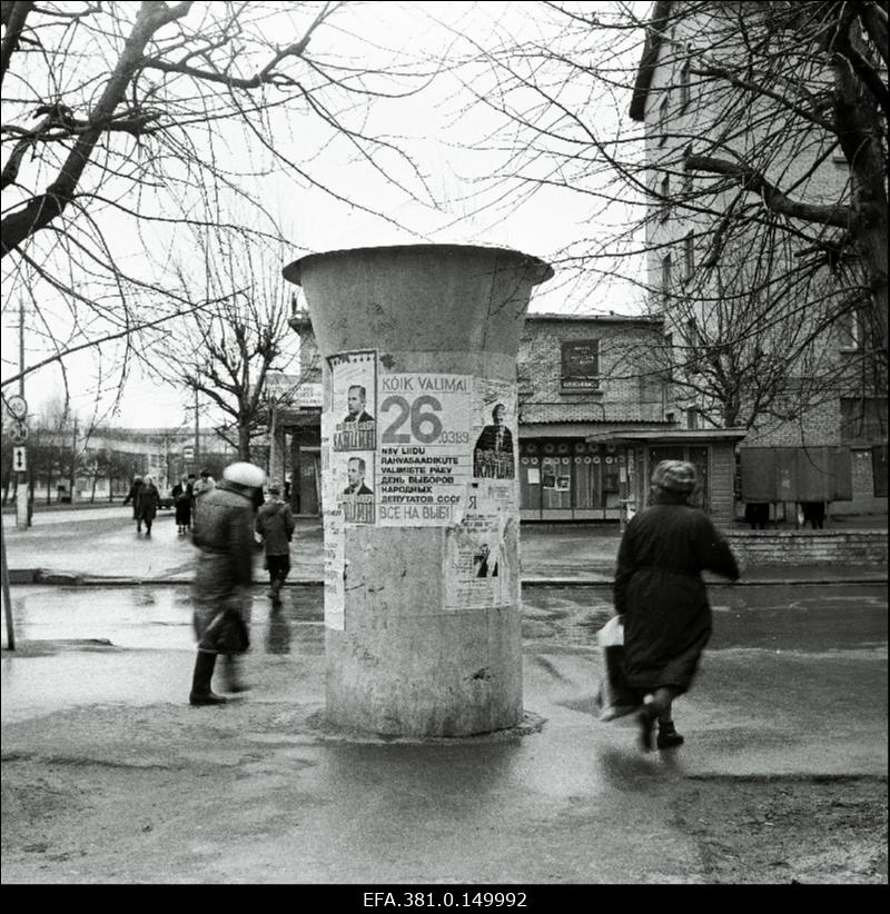 NSV Liidu Ülemnõukogu saadikukandidaatide valimiste-eelsed plakatid Narvas.