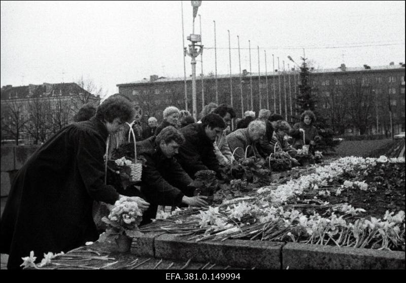 Lillede asetamine V.I. Lenini mälestussamba jalamile tema 119. sünniaastapäeval.