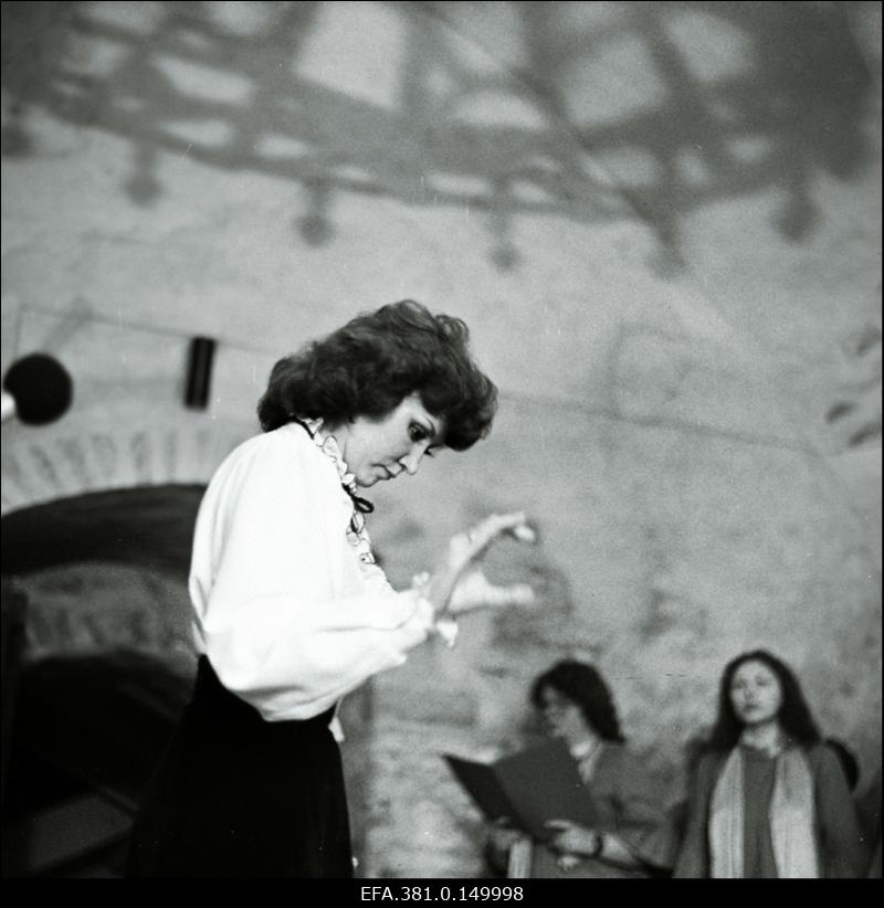 Oktoobri 50. aastapäeva nim. Kultuurimaja akadeemilist segakoori juhatab Narva kindluses dirigent Marina Kossolapova.