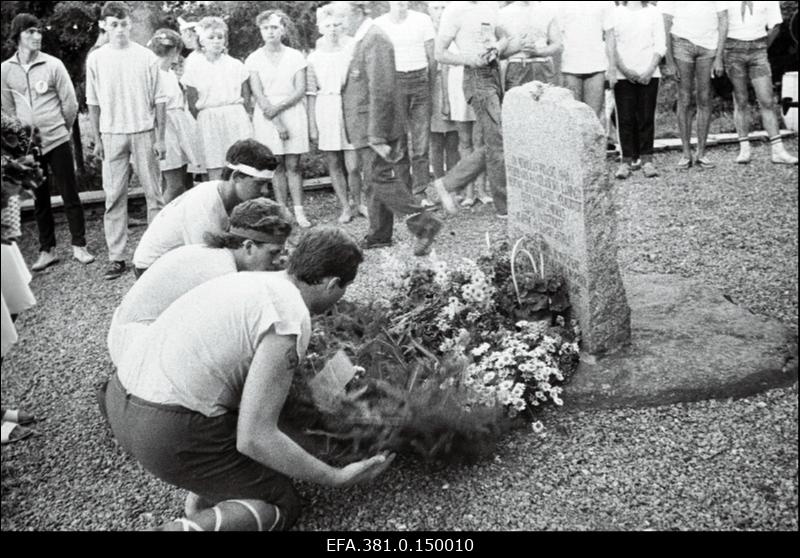 Narva noorte suvepäevadest osavõtjad asetavad lilli II Maailmasõja Meriküla dessandi mälestuskivile.