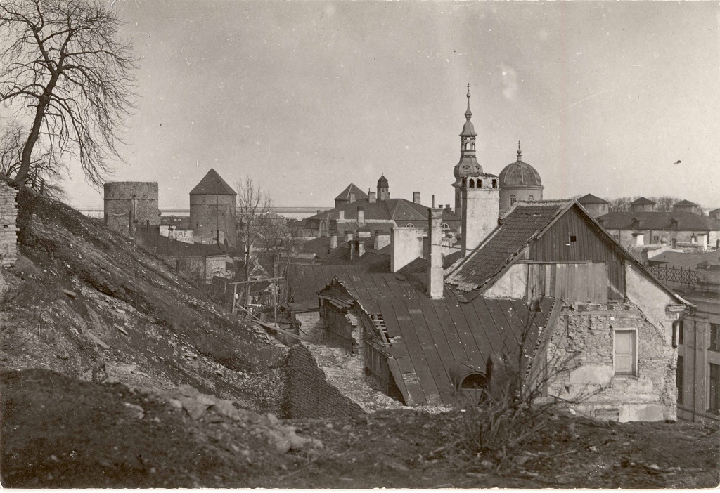 Ruins of the Toompea Castle between the Pika foot and the Nunnagate.